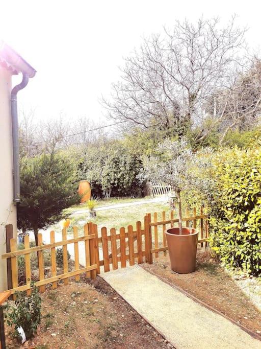 Entre Ventoux Et Luberon, Appartement Dans Maison. Malemort-du-Comtat Exteriör bild